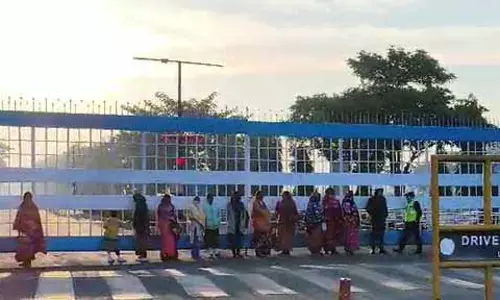 Jharsuguda: ग्रामीण प्रदूषण और नौकरी की चिंताओं को लेकर वेदांता एल्युमिनियम प्लांट के गेट पर जमा हुए