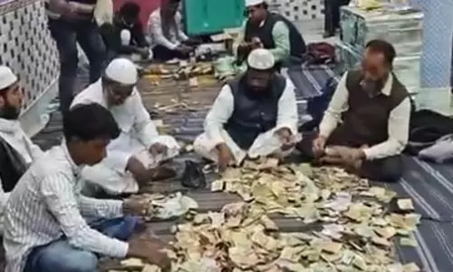 Kabir के वायरल वीडियो पर हंगामा, मस्जिद दान के दावे से उठा विवाद Kabir के वायरल वीडियो पर हंगामा, मस्जिद दान के दावे से उठा विवाद