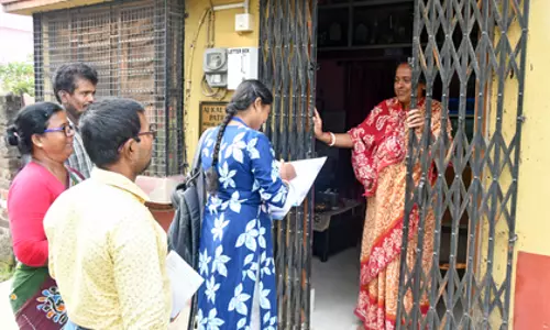 पश्चिम बंगाल में महिला BLO पर अपने रिश्तेदार BLO की प्रॉक्सी देने का आरोप पश्चिम बंगाल में महिला BLO पर अपने रिश्तेदार BLO की प्रॉक्सी देने का आरोप