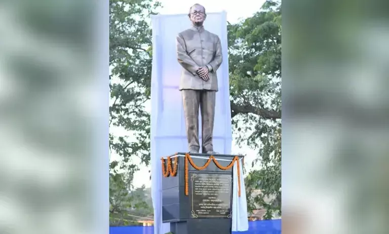 Assam: धकुआखाना में होमेन बोरगोहेन की आदमकद कांस्य प्रतिमा का अनावरण किया