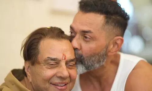 Dharmendra की 90वीं जयंती पर, बॉबी देओल ने अपने पिता को अपना पहला हीरो बताया Dharmendra की 90वीं जयंती पर, बॉबी देओल ने अपने पिता को अपना पहला हीरो बताया