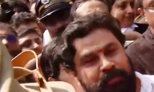 अभिनेता दिलीप की बरी होने के बाद घर पर धूमधाम से स्वागत अभिनेता दिलीप की बरी होने के बाद घर पर धूमधाम से स्वागत