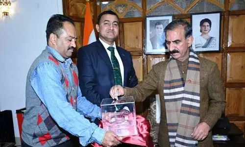 Himachal: राज्यपाल, सीएम ने झंडा दिवस फंड के लिए दान मांगा Himachal: राज्यपाल, सीएम ने झंडा दिवस फंड के लिए दान मांगा