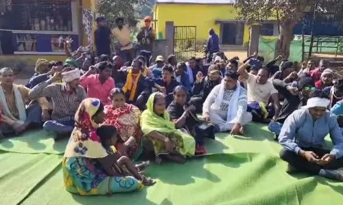कांकेर में किसानों का चक्काजाम, पानीडोबीर में धान खरीदी केंद्र शुरू करने की मांग कांकेर में किसानों का चक्काजाम, पानीडोबीर में धान खरीदी केंद्र शुरू करने की मांग