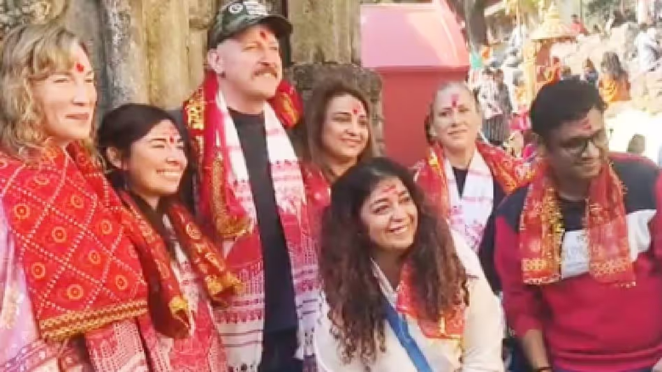 Guwahati कॉन्सर्ट से पहले पोस्ट मेलोन की टीम ने कामाख्या मंदिर में आशीर्वाद लिया
