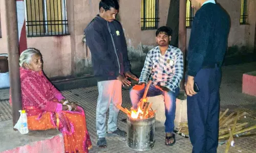 शीतलहर के बीच नगर निगम ने लोगों को दी अलाव जलाने की व्यवस्था शीतलहर के बीच नगर निगम ने लोगों को दी अलाव जलाने की व्यवस्था