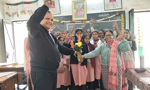 Bareilly: स्पेल बी प्रतियोगिता विजेता अर्शी का विद्यालय में भव्य स्वागत Bareilly: स्पेल बी प्रतियोगिता विजेता अर्शी का विद्यालय में भव्य स्वागत