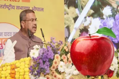 Bhopal: धर्मेंद्र प्रधान का तीखा तंज, गुलदस्ता बनाम सेब Bhopal: धर्मेंद्र प्रधान का तीखा तंज, गुलदस्ता बनाम सेब