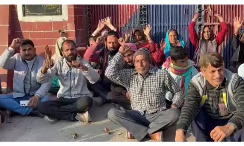 UDHAMPUR: जमीन विवाद में एक व्यक्ति की मौत, परिवार ने विरोध प्रदर्शन किया UDHAMPUR: जमीन विवाद में एक व्यक्ति की मौत, परिवार ने विरोध प्रदर्शन किया