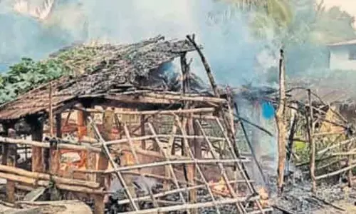 Malkangiri गांव में हिंसा, आगजनी की घटनाएं हुईं। Malkangiri गांव में हिंसा, आगजनी की घटनाएं हुईं।
