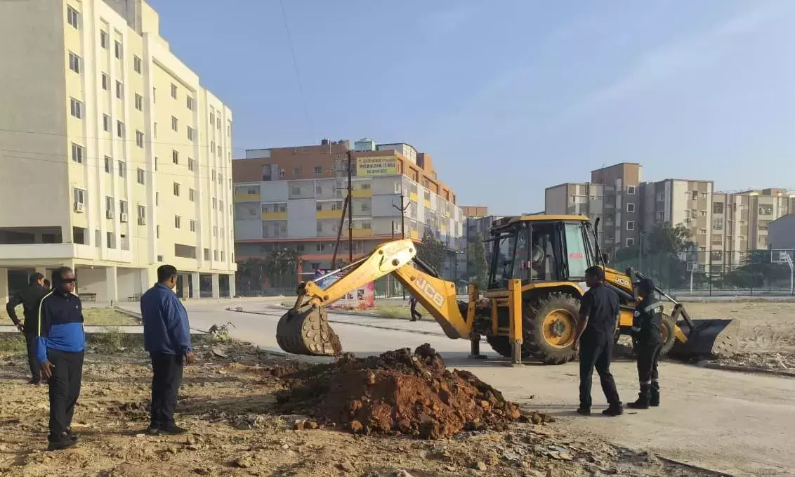 Telangana : HYDRAA ने श्री चैतन्य टेक्नो स्कूल के अतिक्रमण हटाए।
