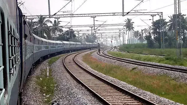 kerala: चलती ट्रेन से पैकेट गिरते हुए मिले; कोच्चि पुलिस को क्या मिला?