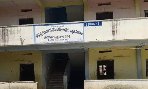 बिना इजाज़त बाहर गए छात्र का सड़क दुर्घटना में शामिल होना।