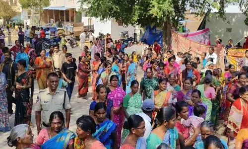 लिंगाला गणपुरम मंडल में महिलाओं ने MLA कडियम के खिलाफ प्रदर्शन किया