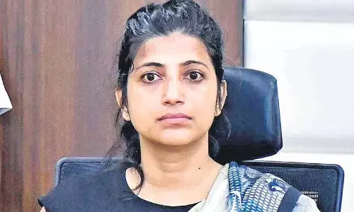 अमरापली को तेलंगाना हाई कोर्ट में चुनौतियों का सामना करना पड़ रहा है.. CAT के आदेशों पर रोक! अमरापली को तेलंगाना हाई कोर्ट में चुनौतियों का सामना करना पड़ रहा है.. CAT के आदेशों पर रोक!