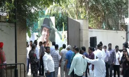 Dharmendra के घर के बाहर फैंस इकट्ठा हुए, दिवंगत एक्टर की 90वीं जयंती मनाई Dharmendra के घर के बाहर फैंस इकट्ठा हुए, दिवंगत एक्टर की 90वीं जयंती मनाई