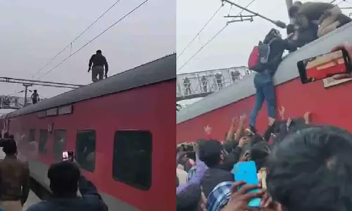 RPF जवान ने यूपी स्टेशन पर ट्रेन की छत पर चढ़ रहे व्यक्ति का पीछा किया