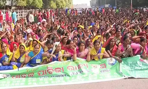 Odisha: मिड-डे मील रसोइयों ने 7 सूत्री मांगों को लेकर विरोध प्रदर्शन किया Odisha: मिड-डे मील रसोइयों ने 7 सूत्री मांगों को लेकर विरोध प्रदर्शन किया