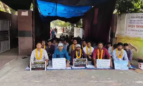 लंबित समस्याओं के समाधान की मांग करते हुए छात्र भूख हड़ताल पर लंबित समस्याओं के समाधान की मांग करते हुए छात्र भूख हड़ताल पर