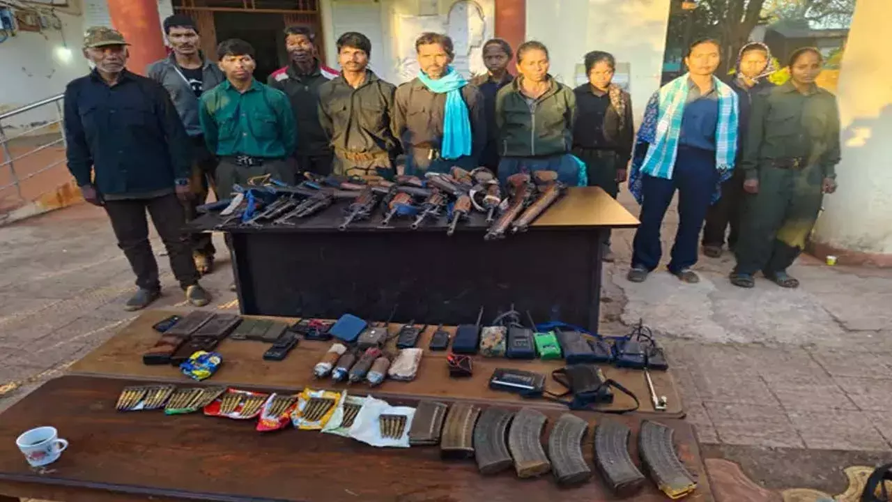 माओवादियों को झटका, केंद्रीय समिति का एक और सदस्य आत्मसमर्पण माओवादियों को झटका, केंद्रीय समिति का एक और सदस्य आत्मसमर्पण