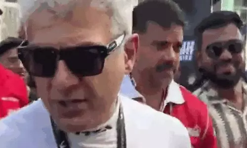 Ajith फैंस के बर्ताव से परेशान हैं: क्या उन्हें फैंस को चेतावनी देनी चाहिए थी? Ajith फैंस के बर्ताव से परेशान हैं: क्या उन्हें फैंस को चेतावनी देनी चाहिए थी?