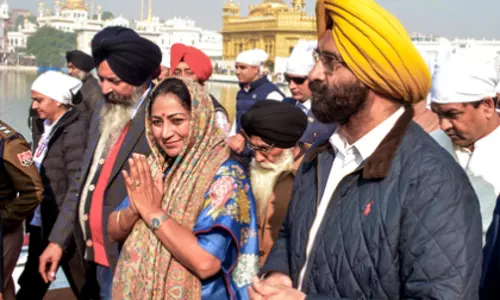 दिल्ली के CM गुप्ता और मंत्रियों ने अमृतसर के स्वर्ण मंदिर में पूजा-अर्चना की दिल्ली के CM गुप्ता और मंत्रियों ने अमृतसर के स्वर्ण मंदिर में पूजा-अर्चना की