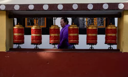 Chinese अधिकारियों ने आह सांग को पकड़कर हिरासत में लिया Chinese अधिकारियों ने आह सांग को पकड़कर हिरासत में लिया
