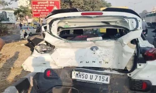 Navale Bridge के ब्लैक स्पॉट पर स्कूल बस ने कार को टक्कर मारी; कार चकनाचूर, 2 लोग घायल।