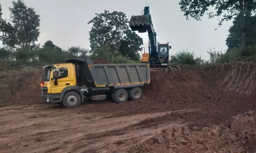 अवैध खनन पर बड़ी कार्रवाई, 4 हाइवा, 4 ट्रैक्टर-ट्रॉली और 1 चैन माउंटेन जब्त