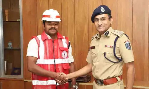 साइबराबाद ट्रैफिक ऑफिसर ने हीटस्ट्रोक से यात्री को बचाया, तारीफ हुई साइबराबाद ट्रैफिक ऑफिसर ने हीटस्ट्रोक से यात्री को बचाया, तारीफ हुई