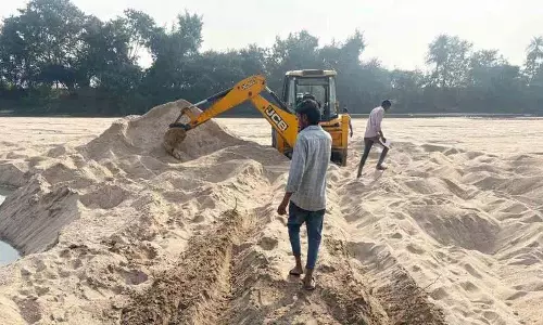 Illegal रेत परिवहन करते अधिकारी पकड़े गए और रिहा कर दिए गए।