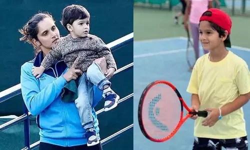 Sania अपने बेटे के लिए रैकेट पकड़े हुए हैं.. उनकी कोचिंग का वीडियो वायरल हो गया है। Sania अपने बेटे के लिए रैकेट पकड़े हुए हैं.. उनकी कोचिंग का वीडियो वायरल हो गया है।