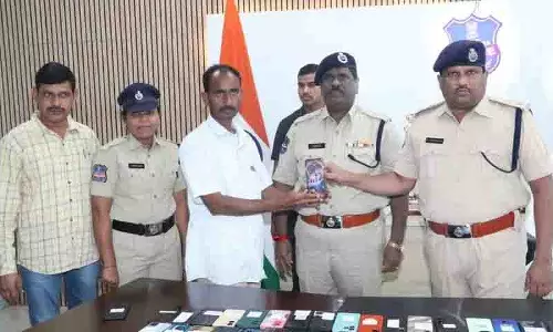 Medak पुलिस ने 110 खोए और चोरी हुए फोन मालिकों को लौटाए
