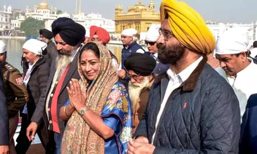 सीएम रेखा गुप्ता ने मंत्रियों संग अमृतसर के स्वर्ण मंदिर में टेका मत्था सीएम रेखा गुप्ता ने मंत्रियों संग अमृतसर के स्वर्ण मंदिर में टेका मत्था