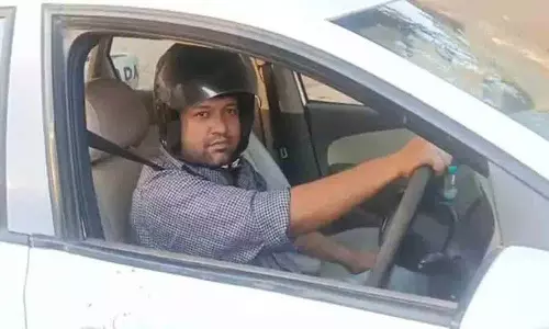 UP में हेलमेट न पहनने पर जुर्माना लगने के बाद आदमी हेलमेट पहनकर कार चला रहा UP में हेलमेट न पहनने पर जुर्माना लगने के बाद आदमी हेलमेट पहनकर कार चला रहा