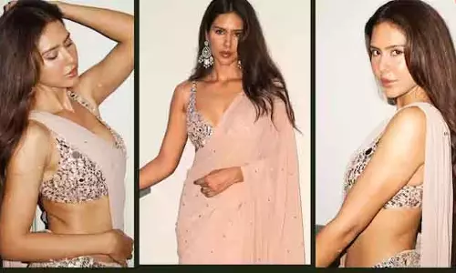 Sonam Bajwa ने दीदार-ए-हुस्न, ब्लाउज-साड़ी लुक से फैंस हुए कायल Sonam Bajwa ने दीदार-ए-हुस्न, ब्लाउज-साड़ी लुक से फैंस हुए कायल