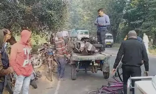 Bicycle को बचाने की कोशिश में कार की टक्कर से स्कूटी सवार की मौत हो गई Bicycle को बचाने की कोशिश में कार की टक्कर से स्कूटी सवार की मौत हो गई