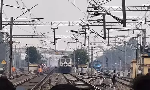 छोड़े गए Railway Gate को लेकर प्रदर्शनकारियों ने रेलवे ट्रैक जाम किया