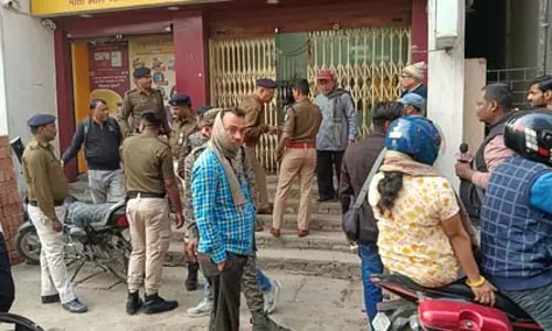 अपराधियों ने बैंक गेट के सामने से पेट्रोल पंप कर्मी से 3.05 लाख रुपए लूटे अपराधियों ने बैंक गेट के सामने से पेट्रोल पंप कर्मी से 3.05 लाख रुपए लूटे