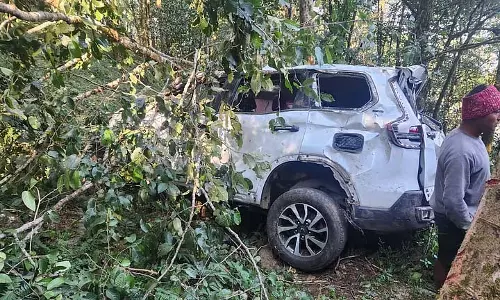 Sittong में कार खाई में गिरी, 3 लोगों की मौत Sittong में कार खाई में गिरी, 3 लोगों की मौत