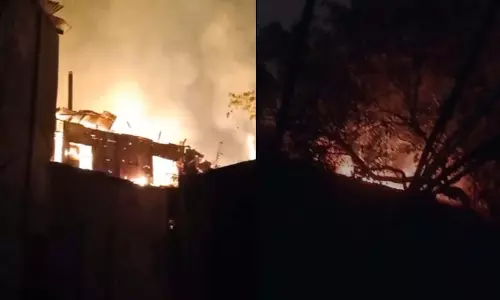 Dumdum फैक्ट्री में भीषण आग, मौके पर कई फायर इंजन मौजूद Dumdum फैक्ट्री में भीषण आग, मौके पर कई फायर इंजन मौजूद
