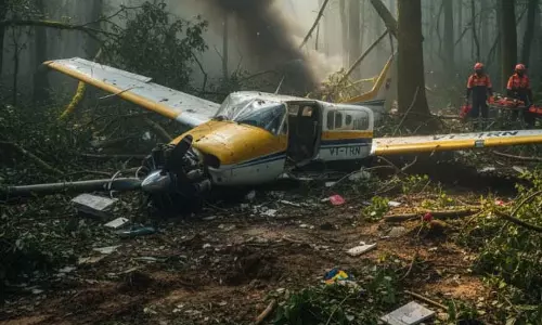 ट्रेनी विमान क्रैश, पायलट सहित 2 घायल ट्रेनी विमान क्रैश, पायलट सहित 2 घायल