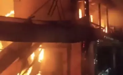 फर्नीचर गोदाम में लगी आग, कई दुकानें भी चपेट में फर्नीचर गोदाम में लगी आग, कई दुकानें भी चपेट में