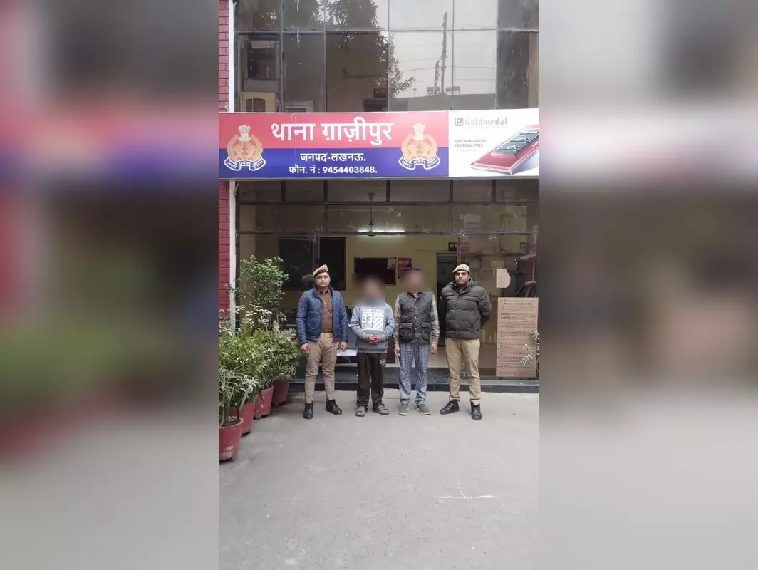 पुलिस ने फर्जी हस्ताक्षर और स्टाम्प बनाने वाले दो शातिर अपराधियों को किया गिरफ्तार पुलिस ने फर्जी हस्ताक्षर और स्टाम्प बनाने वाले दो शातिर अपराधियों को किया गिरफ्तार