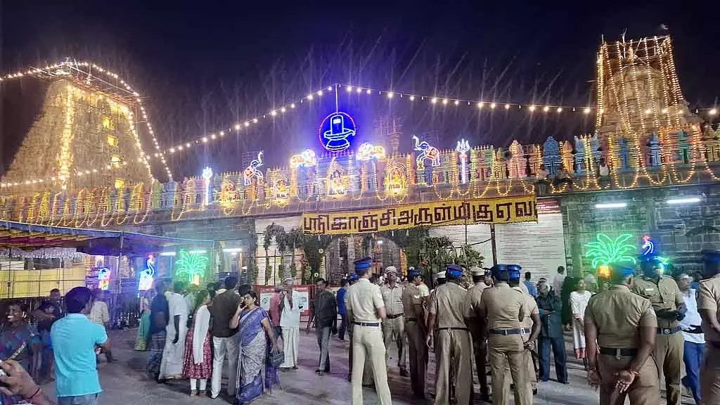 कांचीपुरम के एकंबरनाथ मंदिर में कुंभाभिषेकम आज: भारी पुलिस सुरक्षा कांचीपुरम के एकंबरनाथ मंदिर में कुंभाभिषेकम आज: भारी पुलिस सुरक्षा