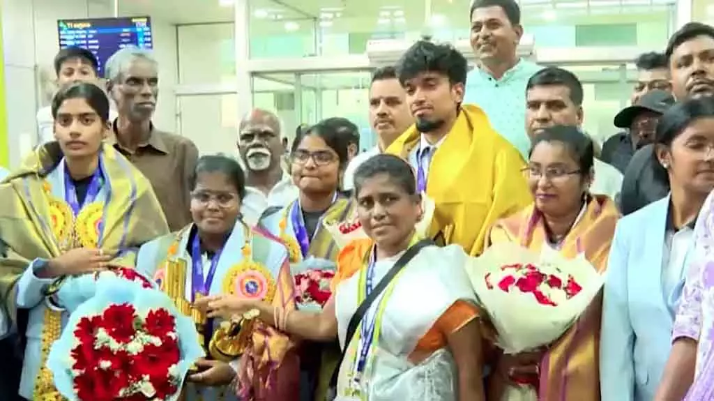 खिलाड़ियों ने कैरम प्रतियोगिताओं में गोल्ड जीता : Chennai एयरपोर्ट पर शानदार स्वागत खिलाड़ियों ने कैरम प्रतियोगिताओं में गोल्ड जीता : Chennai एयरपोर्ट पर शानदार स्वागत
