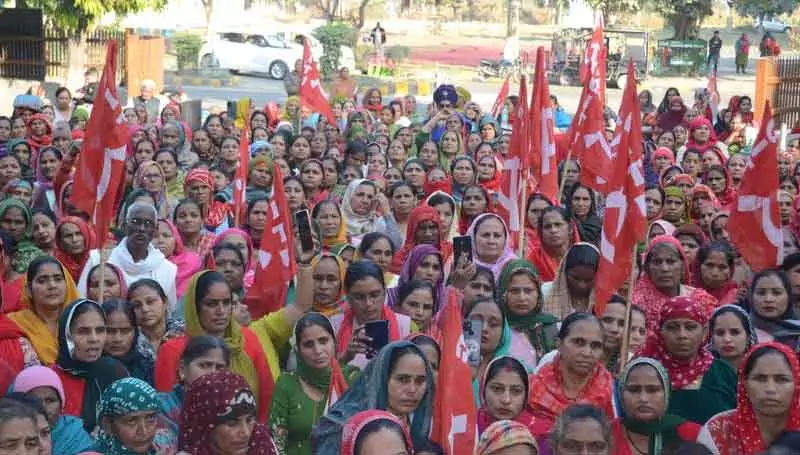 Karnal में मिड-डे मील कर्मचारियों का विरोध, वेतन और रेगुलराइजेशन की मांग Karnal में मिड-डे मील कर्मचारियों का विरोध, वेतन और रेगुलराइजेशन की मांग