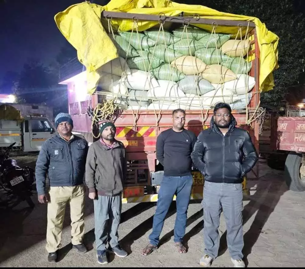 Balrampur: अवैध धान तस्करी पर पुलिस की बड़ी कार्रवाई Balrampur: अवैध धान तस्करी पर पुलिस की बड़ी कार्रवाई
