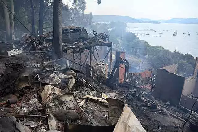 Australian झाड़ियों में लगी आग में 40 घर तबाह, एक फायर फाइटर की मौत Australian झाड़ियों में लगी आग में 40 घर तबाह, एक फायर फाइटर की मौत