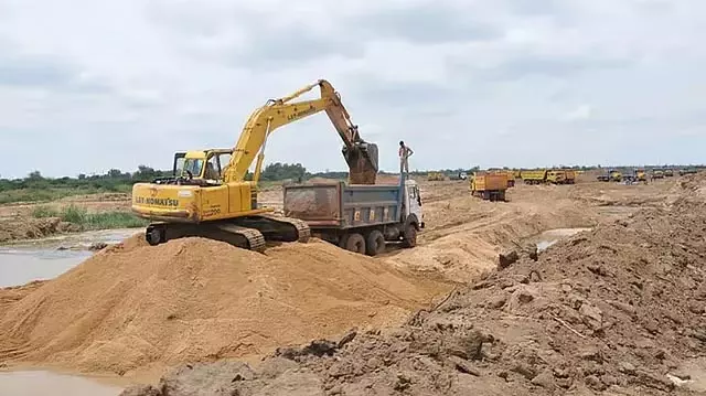 Assam : गोलाघाट में दोइग्रुंग, नुमालीगढ़ और कलियानी नदी में अवैध रेत खनन जारी Assam : गोलाघाट में दोइग्रुंग, नुमालीगढ़ और कलियानी नदी में अवैध रेत खनन जारी